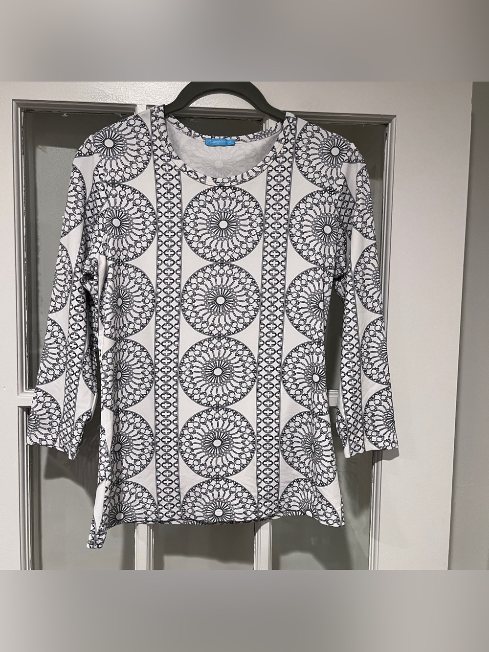 J. McLaughlin XS Catalina Cloth Top Black White Medallion 3/4 Sleeve Crew Neck
